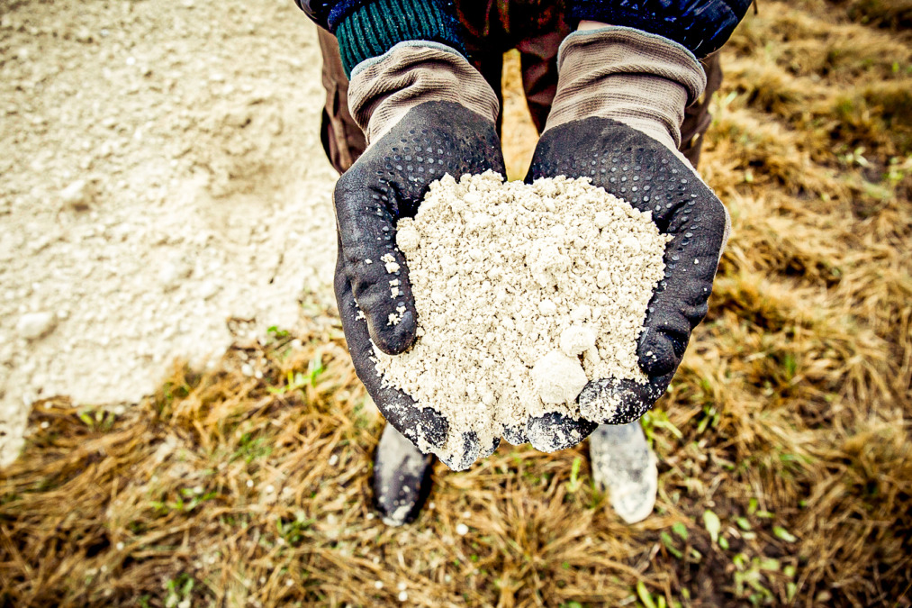 Neutraliseringsförmågan hos Soilfoods Strukturkalk är hög, vilket betyder att det räcker med en mindre utspridningsmängd kalk.
