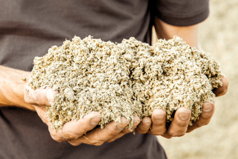 Med Soilfood Nollfiber kan man öka mängden organiskt material mest i arbetsskiktet med en applicering, eftersom näringsämnena inte begränsar spridningsmängden.